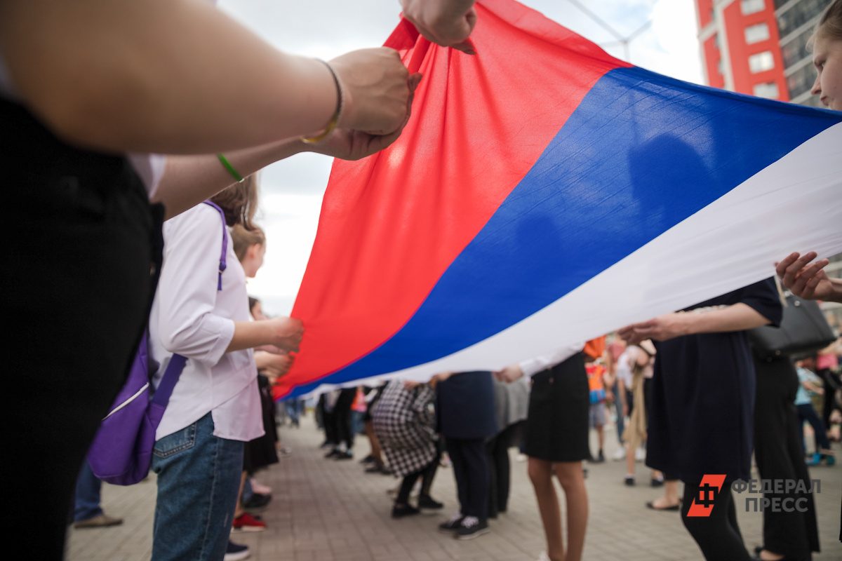 100-метровый флаг с триколором изготовили в Нижнем Новгороде на День России.  Фото: ФедералПресс / Евгений Поторочин