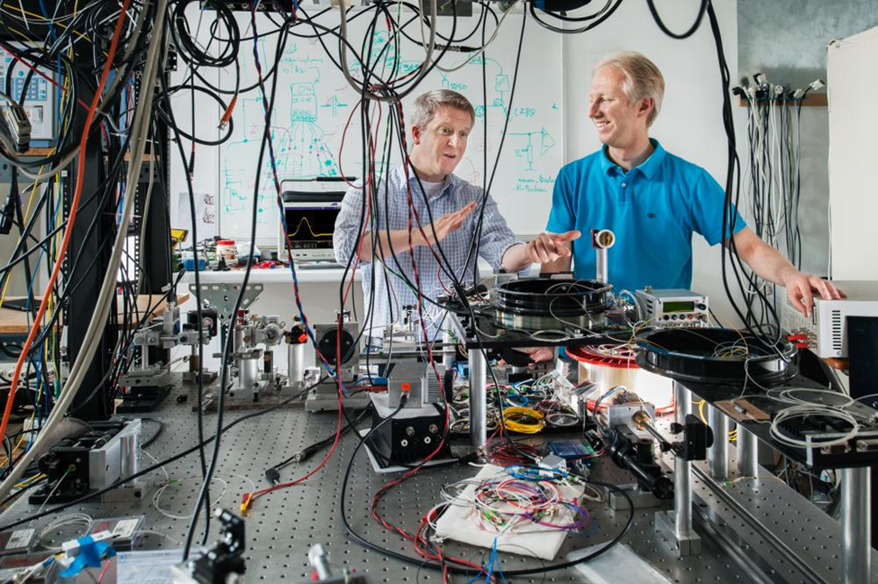 Учёные в лаборатории за работой. Источник: phys.org