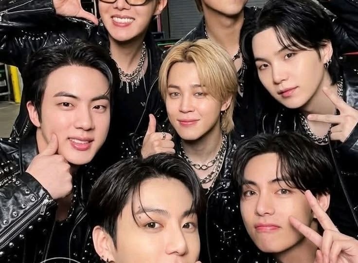 BTS. Любить нельзя обожать !