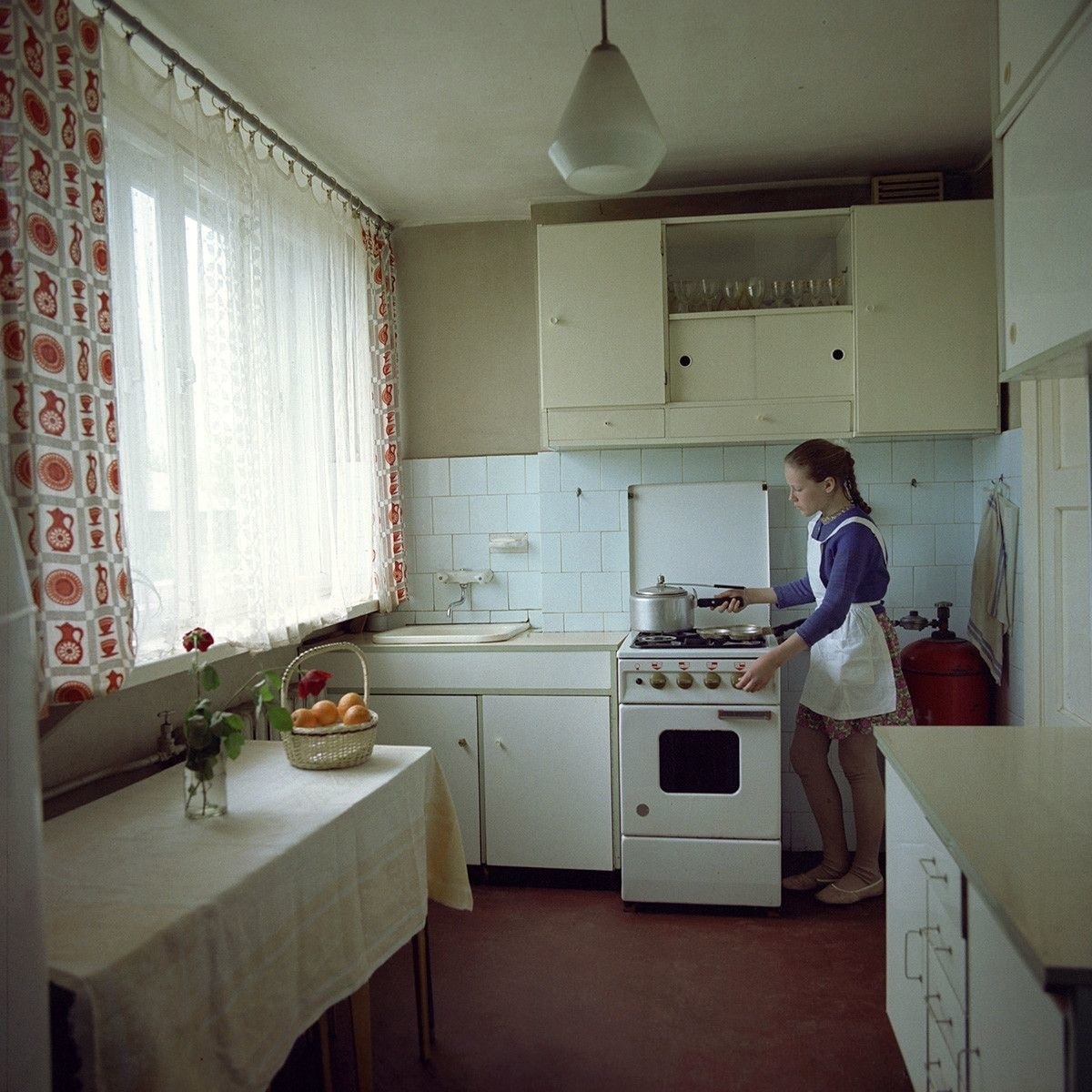 На кухне.Фото Я. Тихонова, Латвийская ССР 1974г. https://m.fishki.net/4572092-sovetskaja-pribaltika-v-fotografijah.html?ysclid=mqduqkibr8275969465