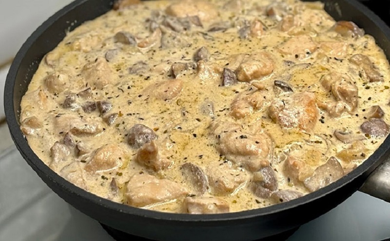 Сочная куриная грудка в сливочном соусе: рецепт для домашнего ужина