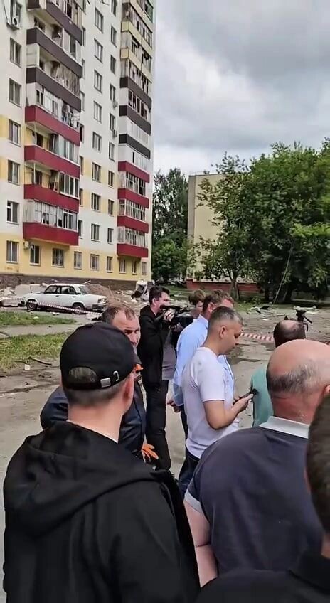    Территория у пострадавшего от удара БПЛА дома в Нижнекамске   Лилия Галимова