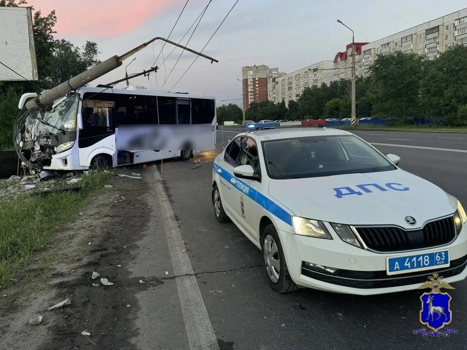    Столб сломался от удара. ГУ МВД России по Самарской области