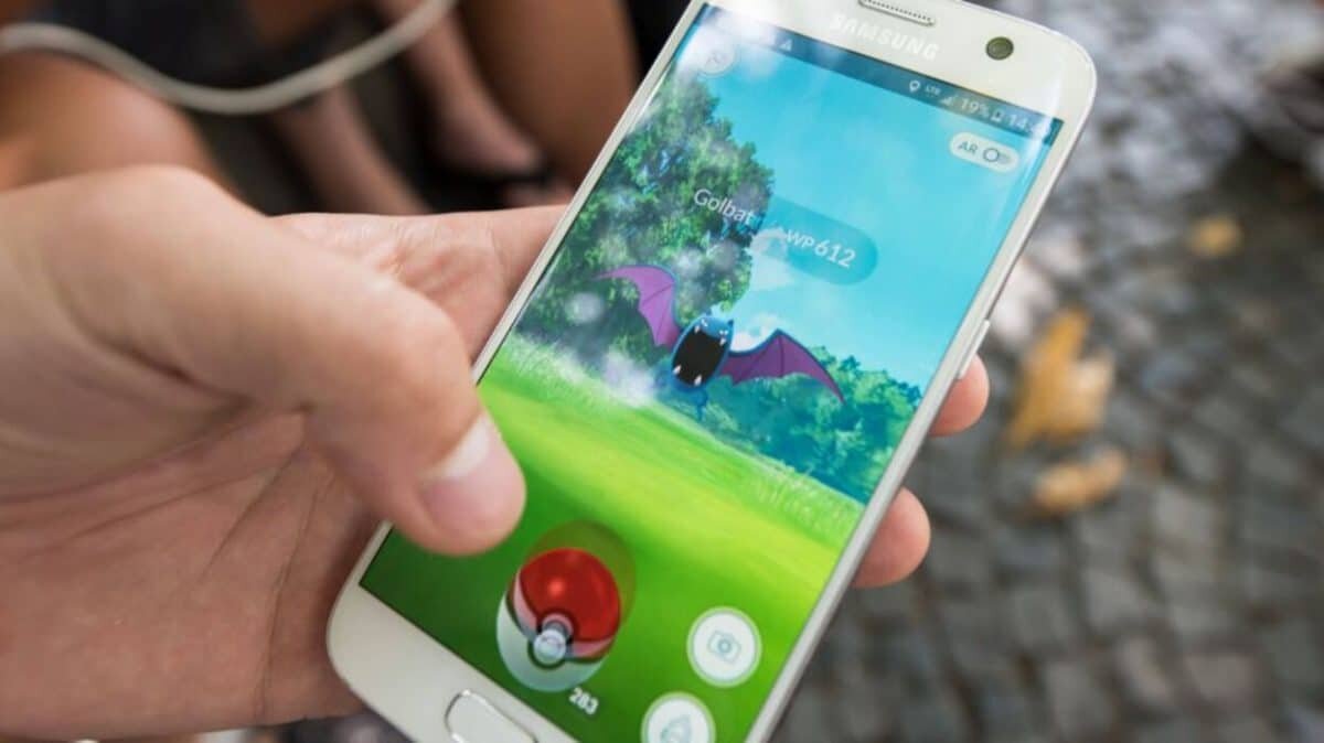    Игроки Pokemon Go исследовали реальные локации и сканировали их с помощью мобильных телефонов / © PAP / DPA / Patrick Seeger