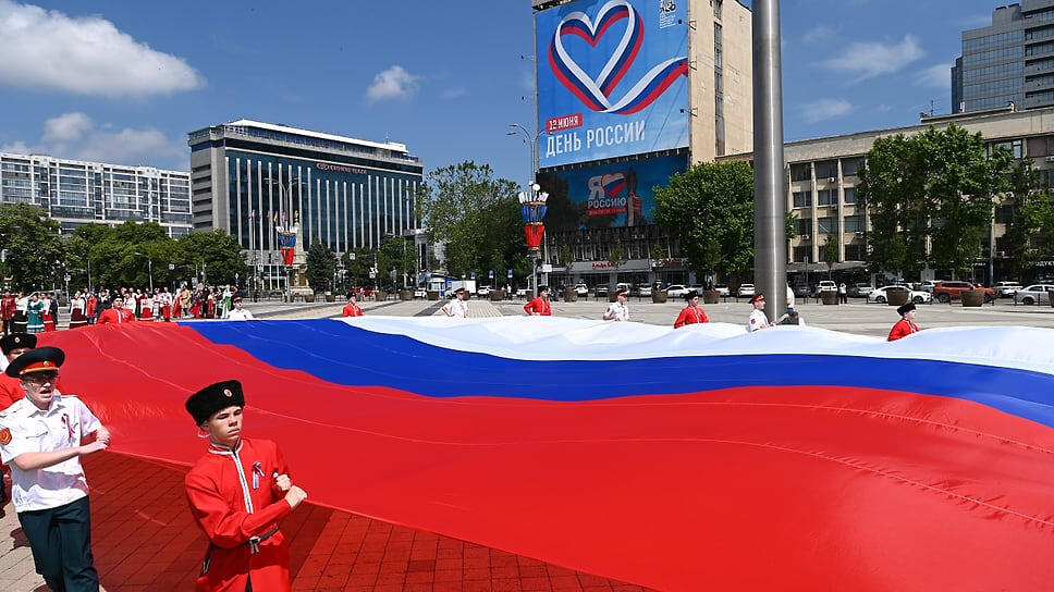 Триколор размером 10?15 метров развернули, пронесли по площади и закрепили на флагштоке представители Сборного городского отряда Почетного караула Поста №1 и ученики казачьего класса. Под звуки гимна России флаг подняли над Главной площадью города.📷Фото: пресс-служба администрации Краснодара