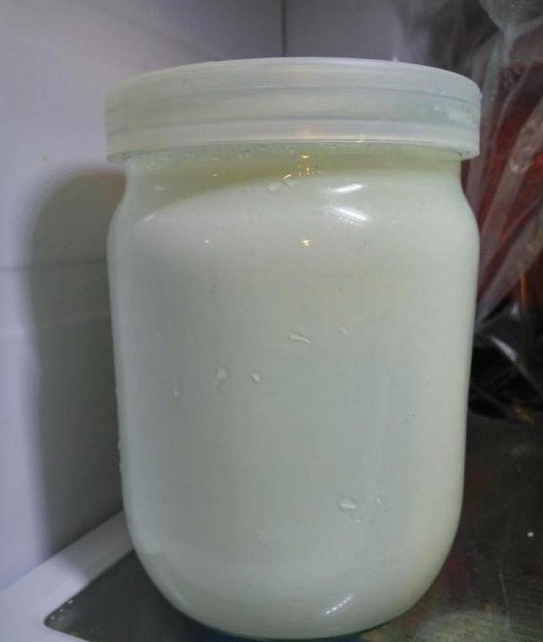 Жирные молочные продукты отлично работают для пищеварения, но на поврежденной коже они создают воздухонепроницаемую пленку. Из-за этого плотного панциря ткани начинают буквально вариться изнутри, усугубляя травму. m.povar.ru