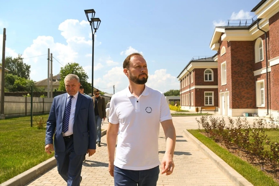    Виталий Королев осмотрел все помещения нового здания. Фото: Правительство Тверской области