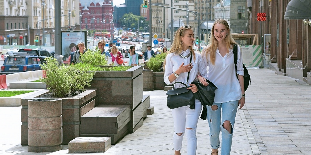 На Западе думают что в России всё плохо: а нас удивляет их отсталость–как они все дружно шагают в наши девяностые