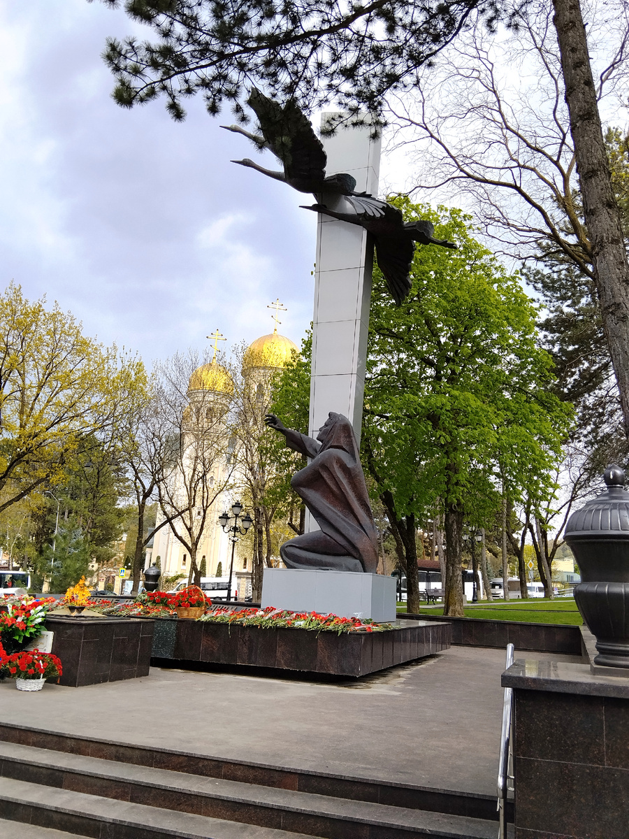 Вечный огонь и мемориальный комплекс «Журавли»