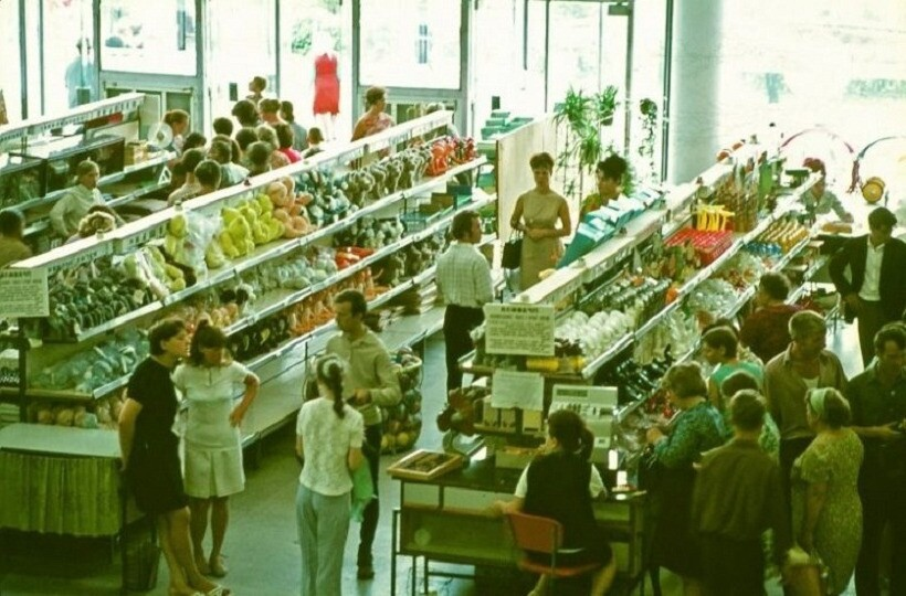 В 1970-х в магазинах все еще было прекрасно, а вторая половина 1980-х принесла дефицит.