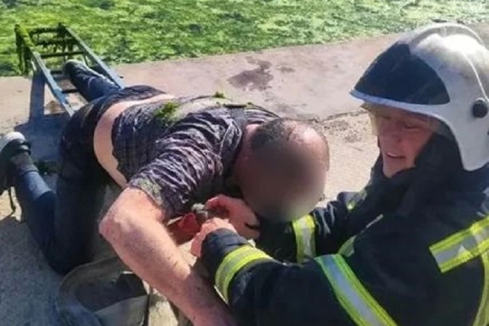    В Мариуполе спасатели вытащили из реки Кальчик мужчину, упавшего с берега. Фото: МЧС России по ДНР