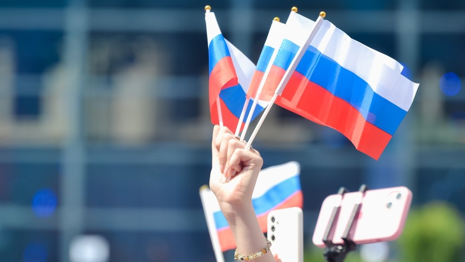 Пели песни, снимали клипы и развернули самый большой триколор: Как отметили День России в Ростовской области