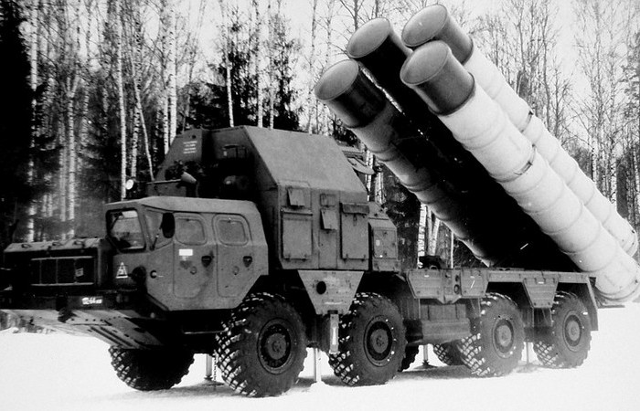 Советской-российский ЗРК С-300В «Антей»: сам не летает и другим не даёт