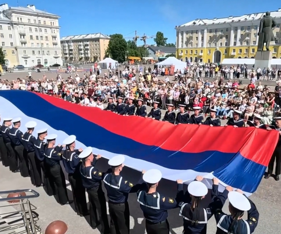 И Ленин такой молодой 