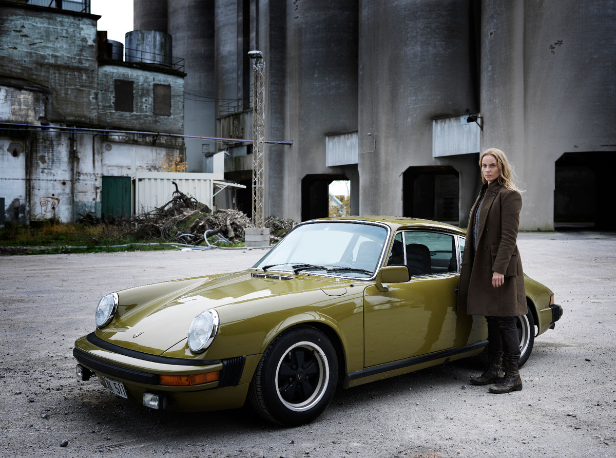 Сага Нурен (София Хелин) и её культовый автомобиль. Фото: Filmlance / Bonhams