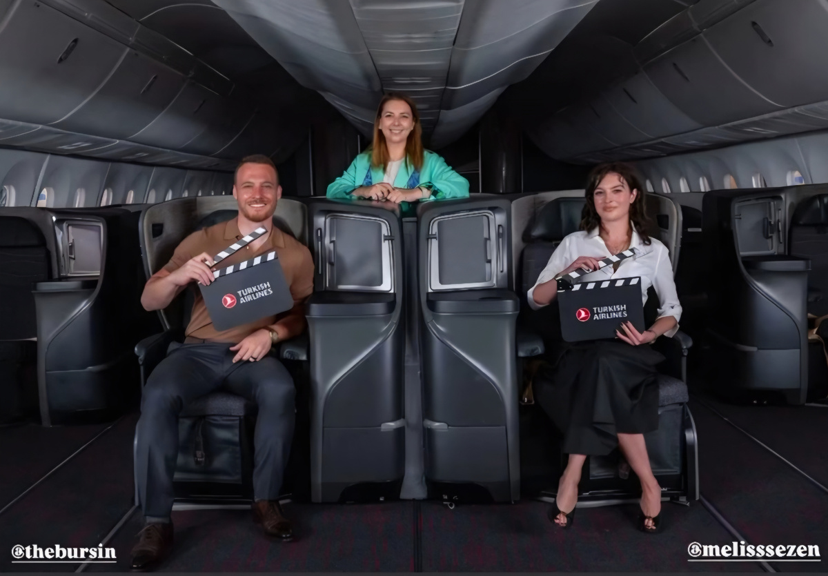 Керем Бюрсин и Мелис Сезен. На презентации новой студии TK studio от Turkish Airlines 🇹🇷✈️