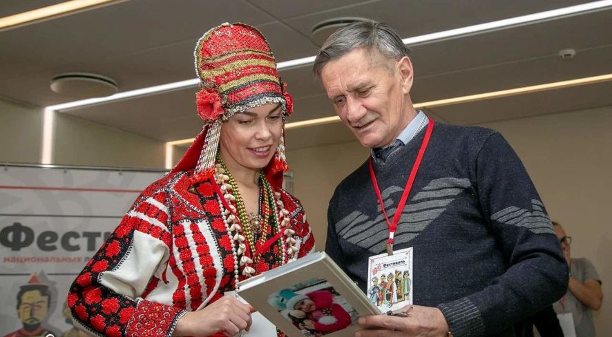 Татьяна Мокшанова в эрзянском костюме и заслуженный писатель Республики Мордовия Николай Голенков