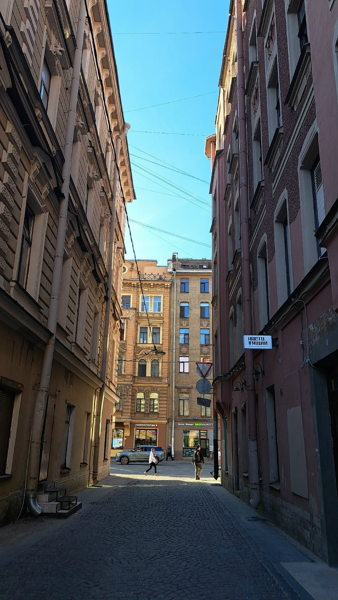Самая узкая улица Петербурга - улица Репина.