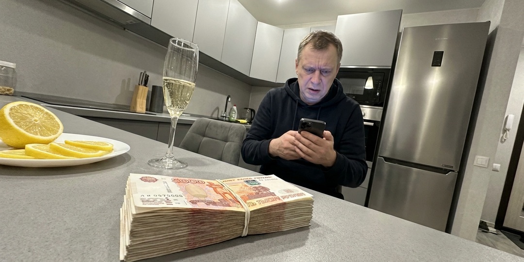 – Твою квартиру мы продали, маме горит! – отрезал муж. Я молча ушла, а через час он побледнел после звонка из банка