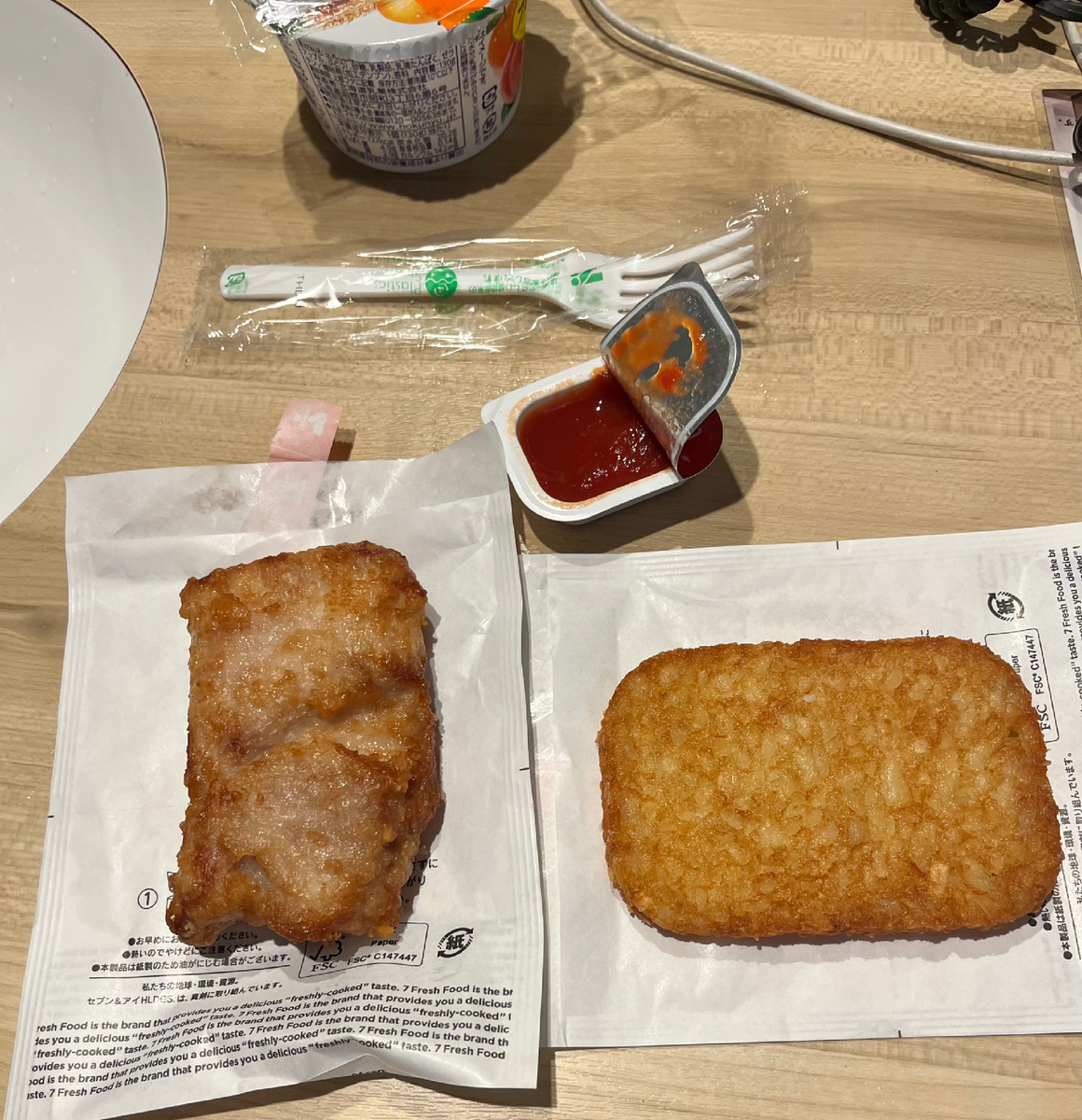Кусочек жареной курицы и рисовый хлеб 