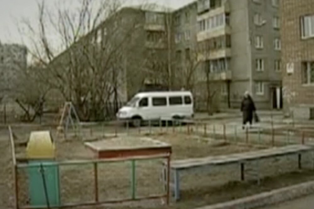    Песочница, в которой играла девочка, когда её заметил убийца. Фото: Первый канал/ Скриншот видео