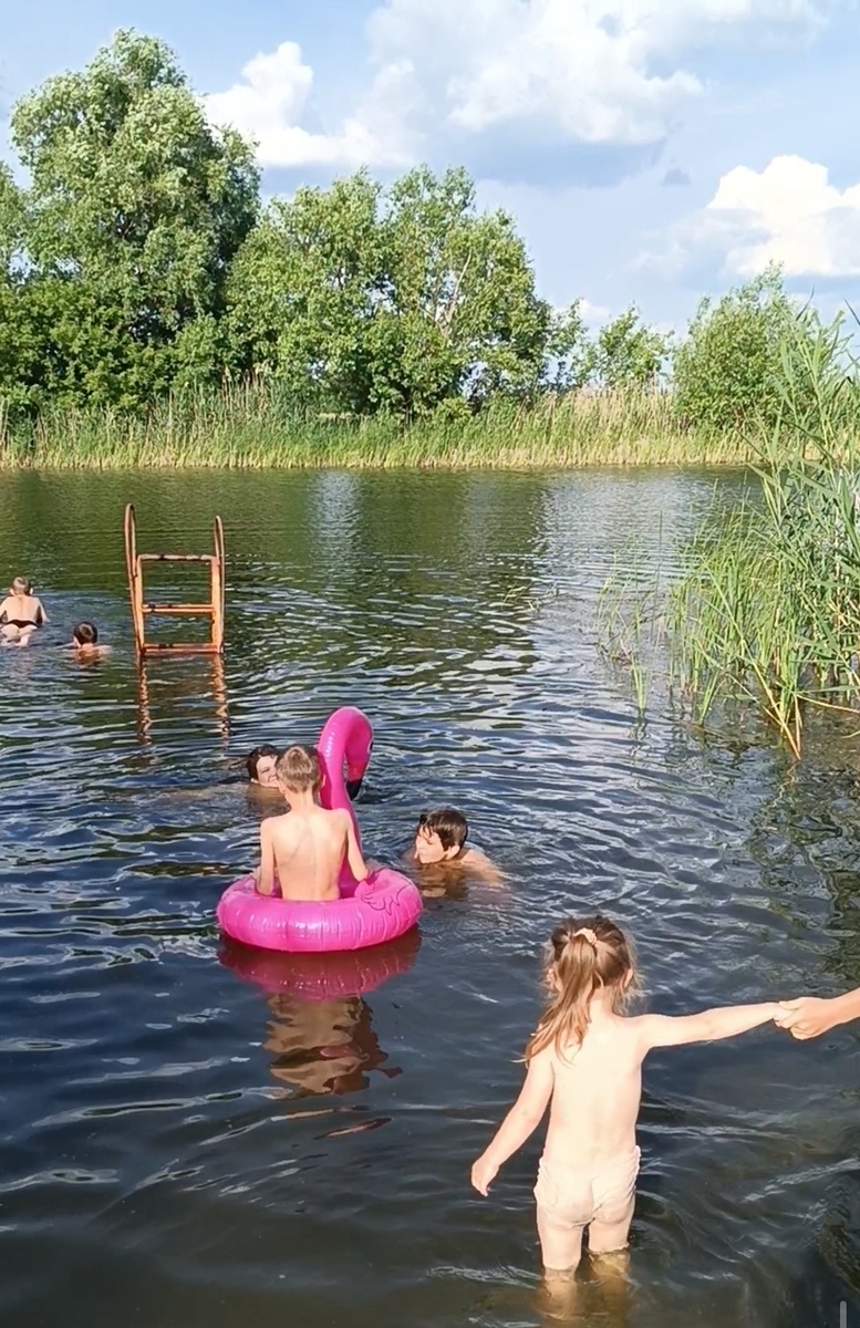 За три дня вода прогрелась. Дети вовсю купаются 