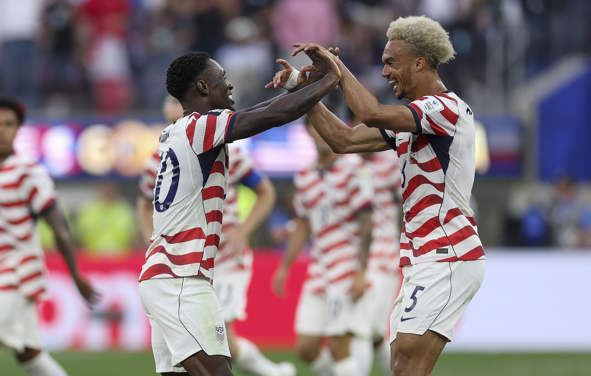    Футболисты сборной США Фоларин Балоган и Энтони Робинсон  Jamie Squire/Getty Images