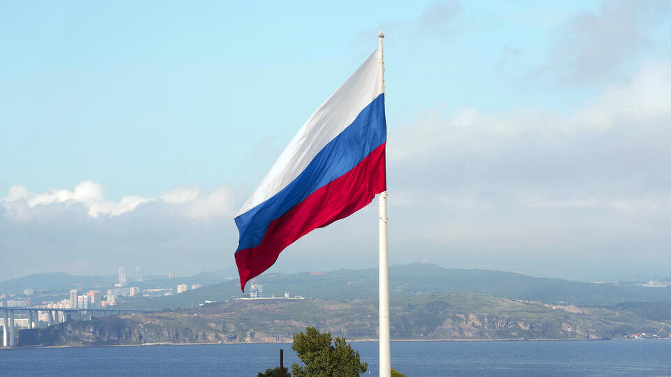     Кепки с надписью "Russia" и флаги России продают в Канаде на ЧМ-2026 ИЗВЕСТИЯ/Дмитрий Коротаев