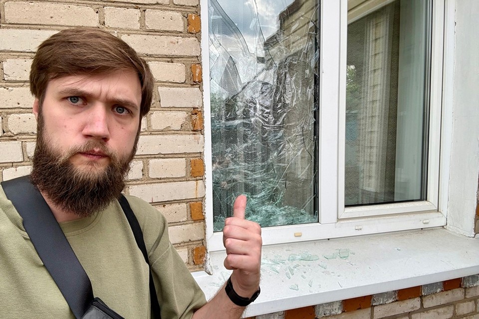    Корреспондент «КП» у разбитого окна: оно разлетелось накануне нашего приезда. Андрей АБРАМОВ