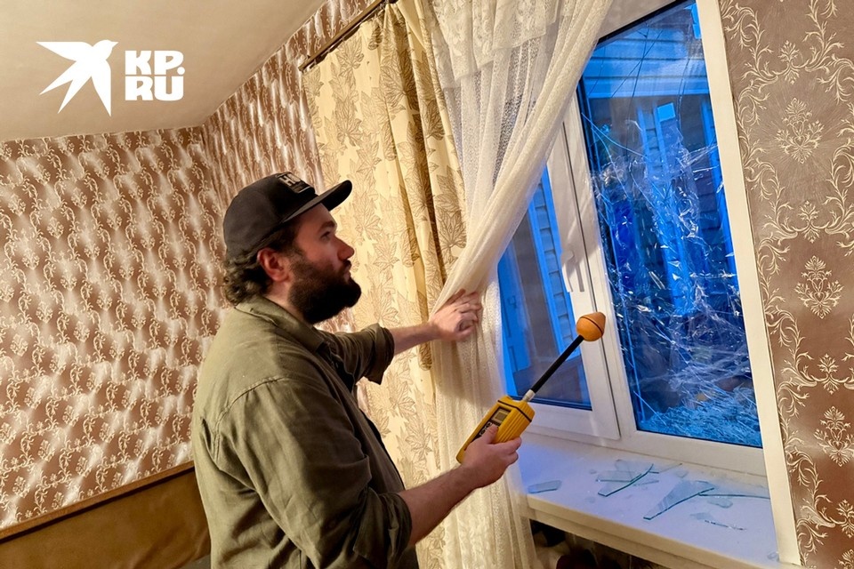 Чтобы уловить следы полтергейста охотник проводит замер электростатического поля Фото: Андрей АБРАМОВ