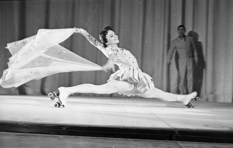 Цирк на сцене. Роликобежцы. 1960 - 1961 гг., фото Семен Мишин-Моргенштерн, https://russiainphoto.ru/