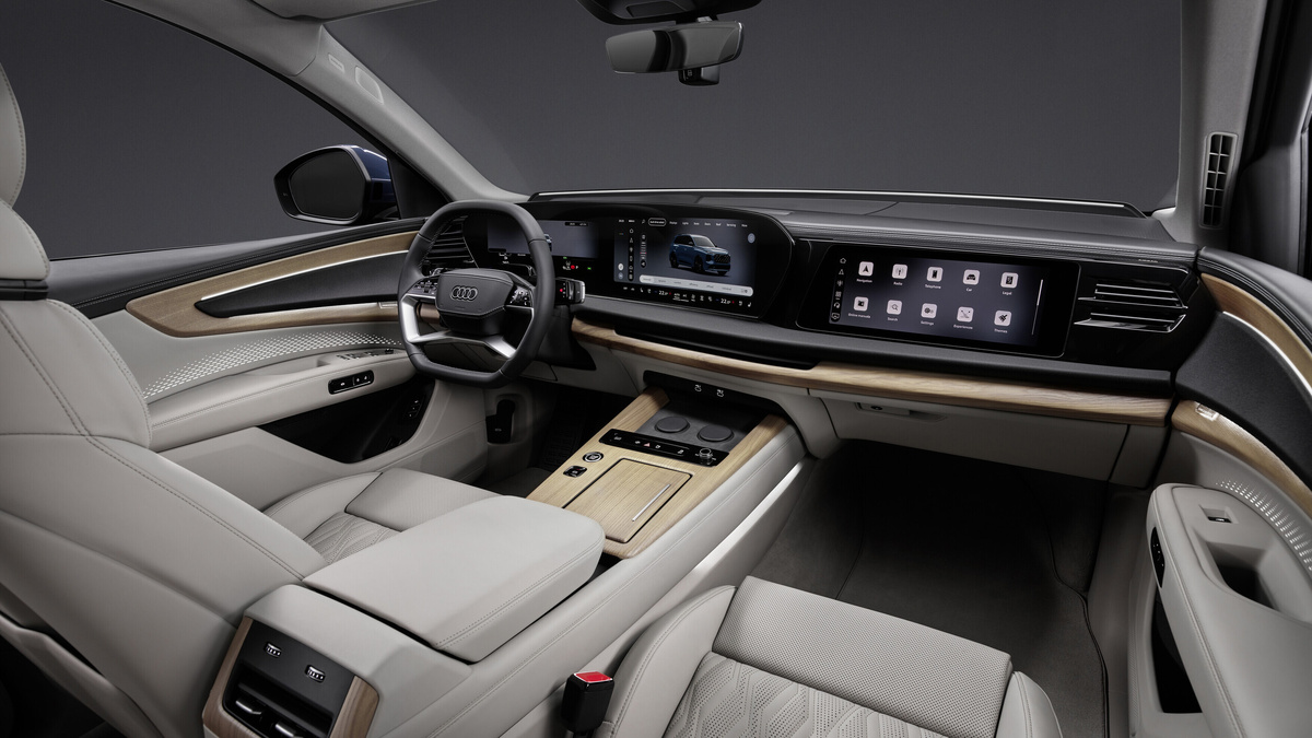    Во всех версиях новый Audi Q7 оснащается передней панелью с тремя экранами OLED, которые управляются фирменной операционной системой Audi MMI.   
Audi