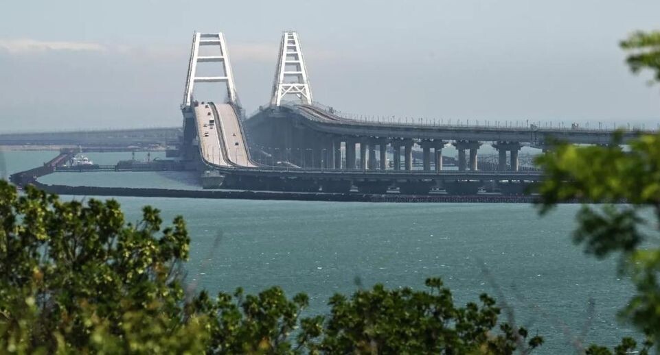 По Крымскому мосту приостановили движение автотранспорта