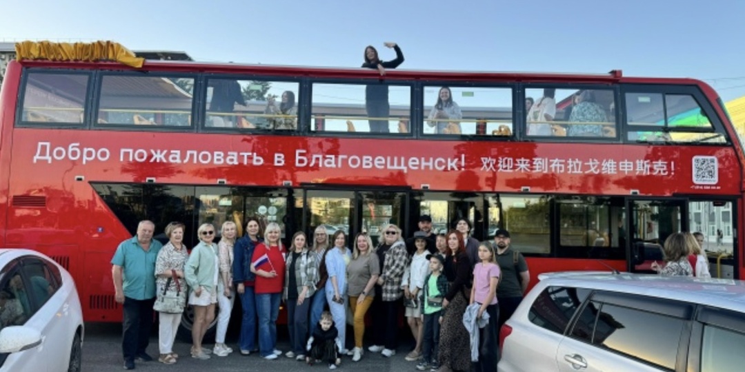 Двухэтажный автобус‑кабриолет вышел на маршрут в Благовещенске