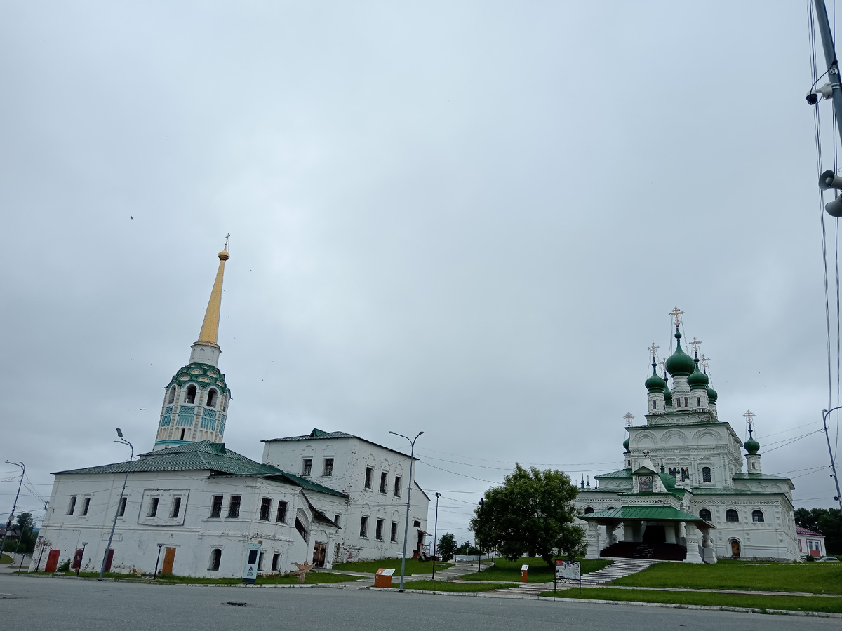 8:08. Ансамбль Воскресенской площади: Воскресенско-Рождественская церковь, Троицкий собор, Соборная колокольня.