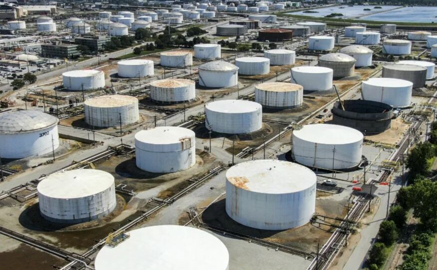 Минэнерго США планирует выделить 40 млн баррелей нефти из резерва: цены на топливо подскочили после закрытия пролива