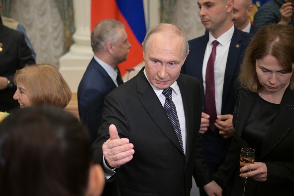    Пятеро врачей получили почетные звания, главной медсестре вручат медаль Михаил ФРОЛОВ