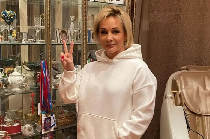 Старший — бариста на паузе, младший — рэпер с тату на лице: почему Татьяна Буланова отказывается продвигать своих сыновей?