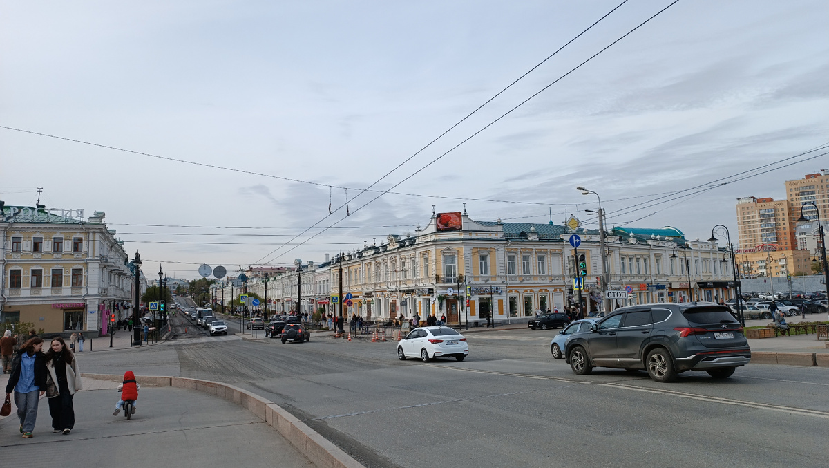 Собственно вся панорма улице и все здание видны что будут описаны в статье ,справа же   и торговый дом купцов Волковых ,далее по улице,а в кадре в центре справа  торговый дом М. А. Левина (Кузьминой)