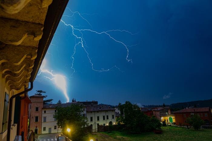 Удары молний спалили дома в восьми регионах России за несколько дней