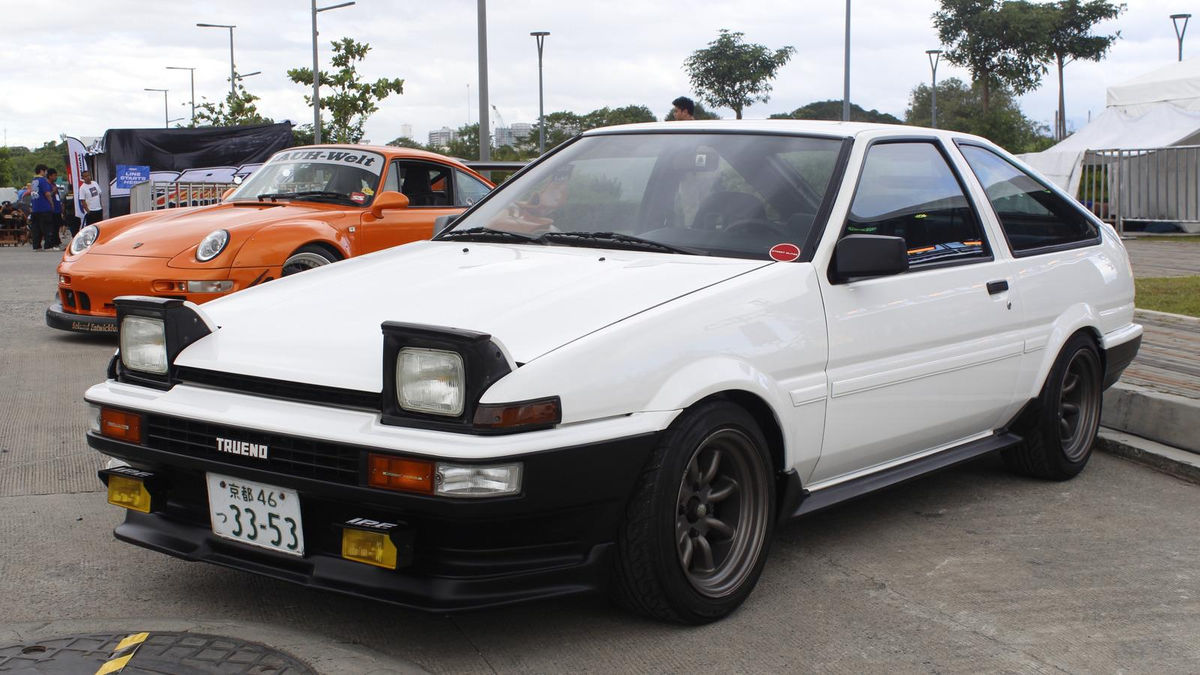 AE86 стала символом дрифта не из-за мощности, а из-за лёгкости и характера.