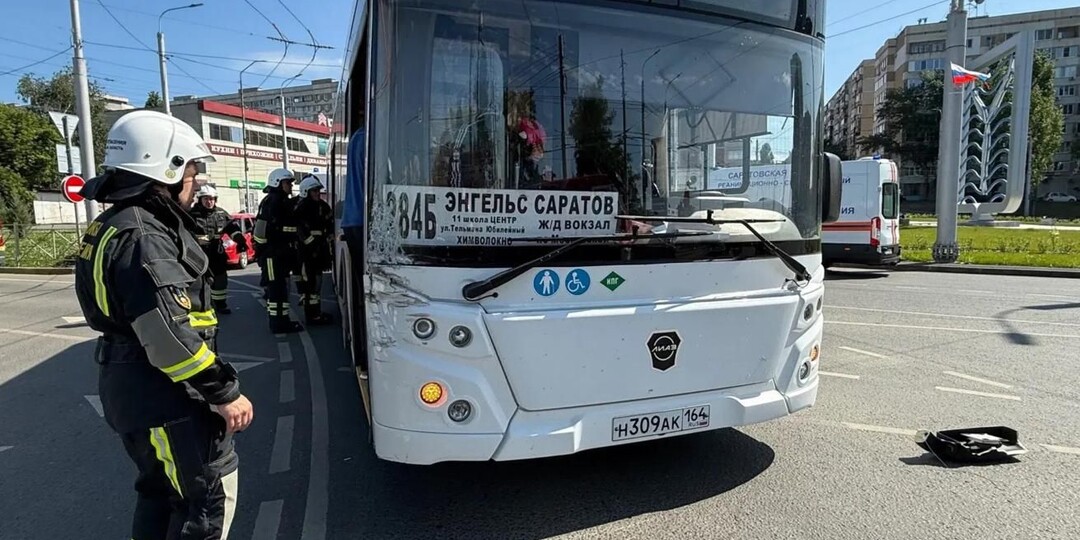 Три женщины пострадали в ДТП с автобусом и грузовиком в Саратове