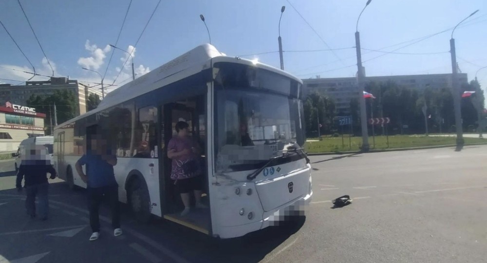 Пострадавшие есть в ДТП с Газелью и пассажирским автобусом в Саратове