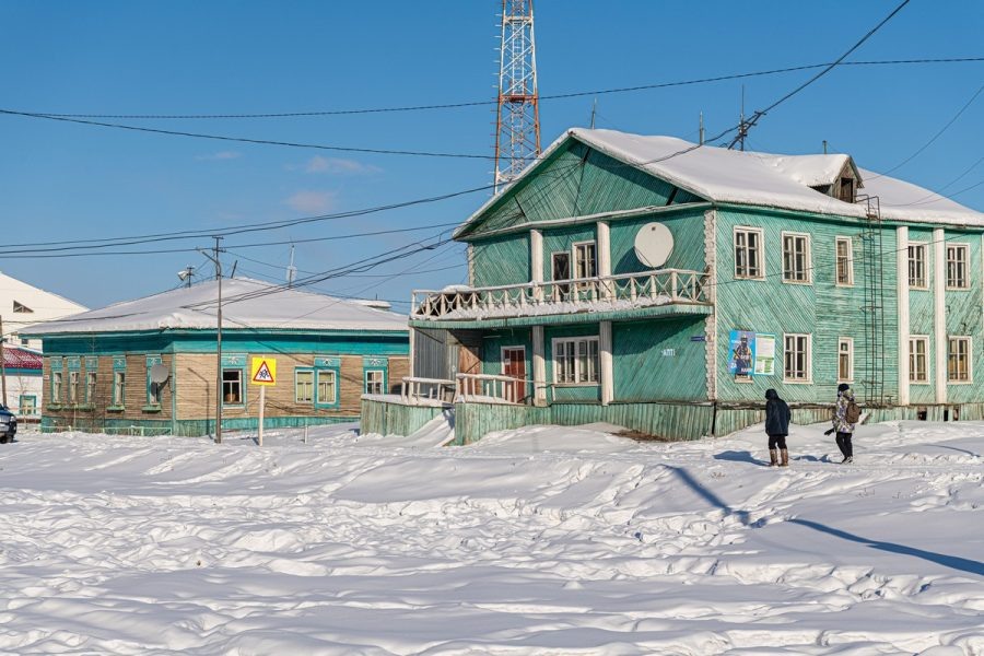 Улица Верхоянска. 745 жителей, деревянные дома, вечная мерзлота и ближайший город в 92 км