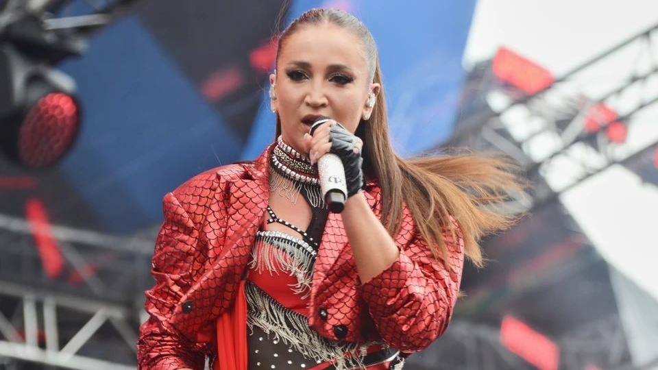 «Чувствую себя беспомощно»: Ольга Бузова вышла на связь и показала фото после сложной операции на ноге