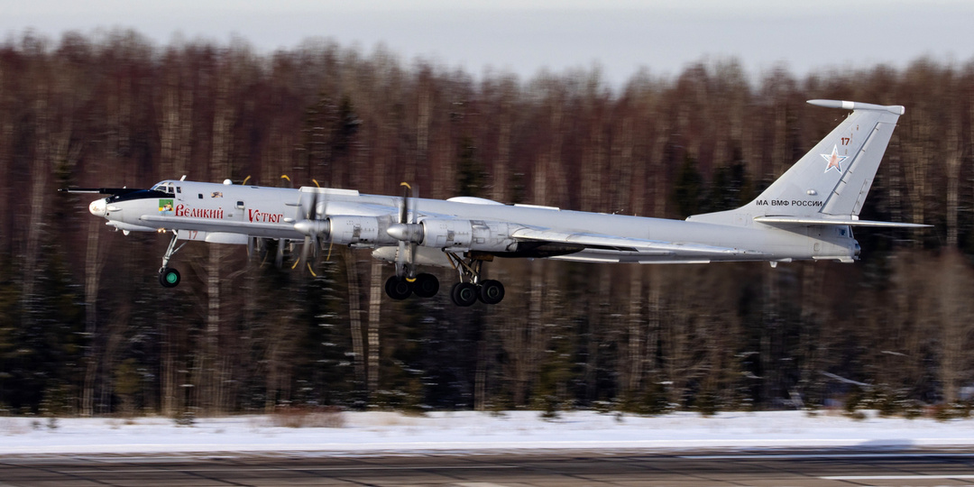 Самолеты Ту-142 Морской авиации Северного флота провели учебно-тренировочные полеты.