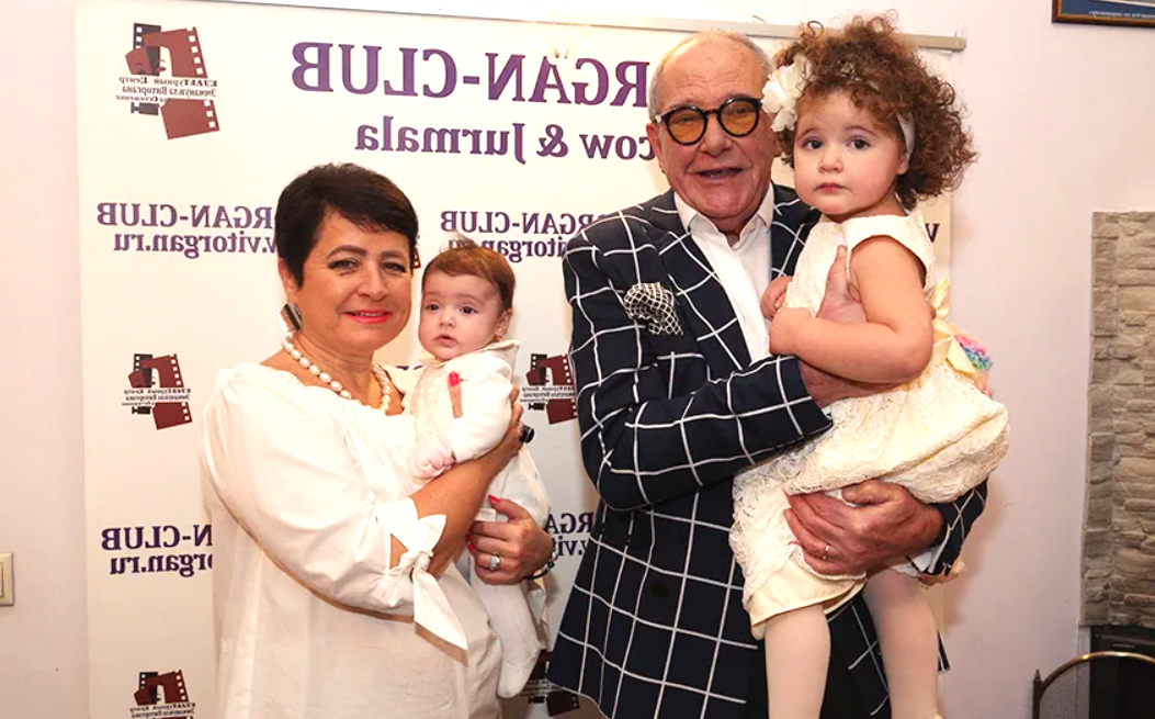 на фото Ирина и Эммануил Виторган с детьми 
