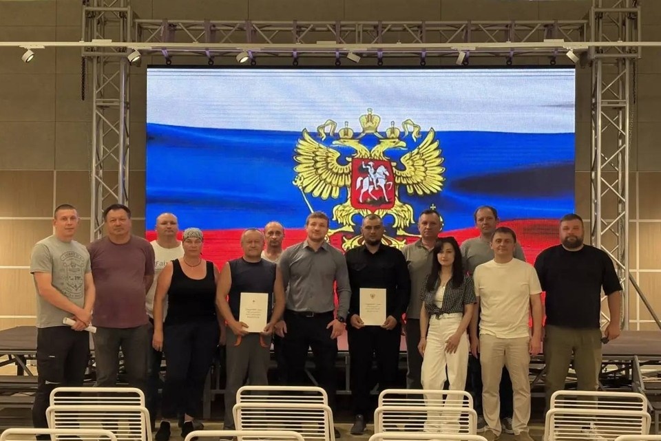    Ямальских строителей наградили за значительный вклад в восстановление Волновахского муниципального округа ДНР. Фото: t.me/yamalryadom