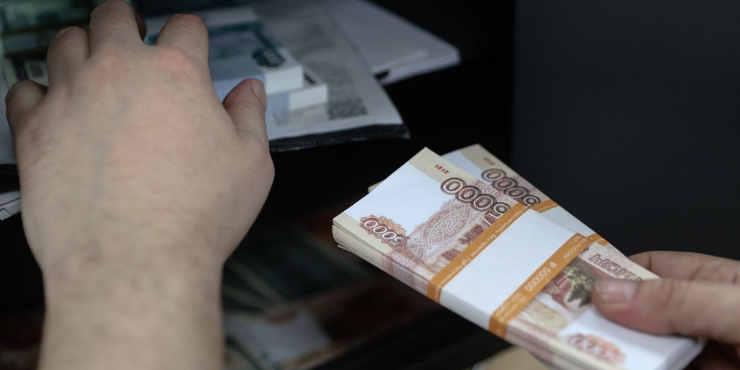 В Москве пенсионерка передала мошенникам 26 млн рублей и золотые слитки