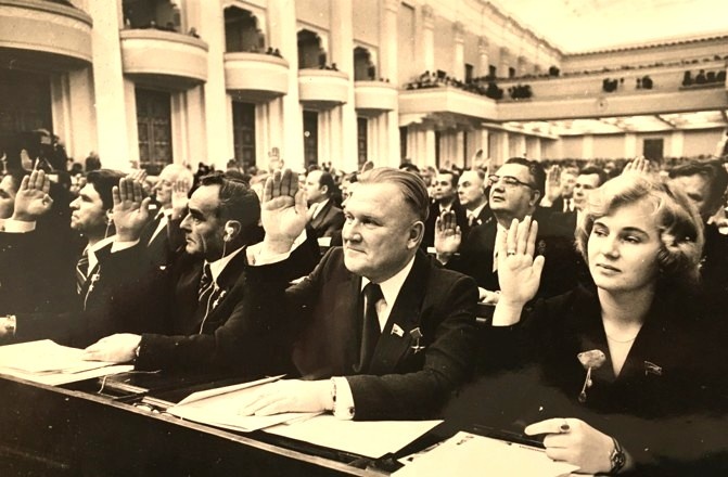 Рис. 2. Депутаты Верховного Совета СССР голосуют поднятием рук. Тогда голоса можно было не считать: все депутаты всегда голосовали «за» 